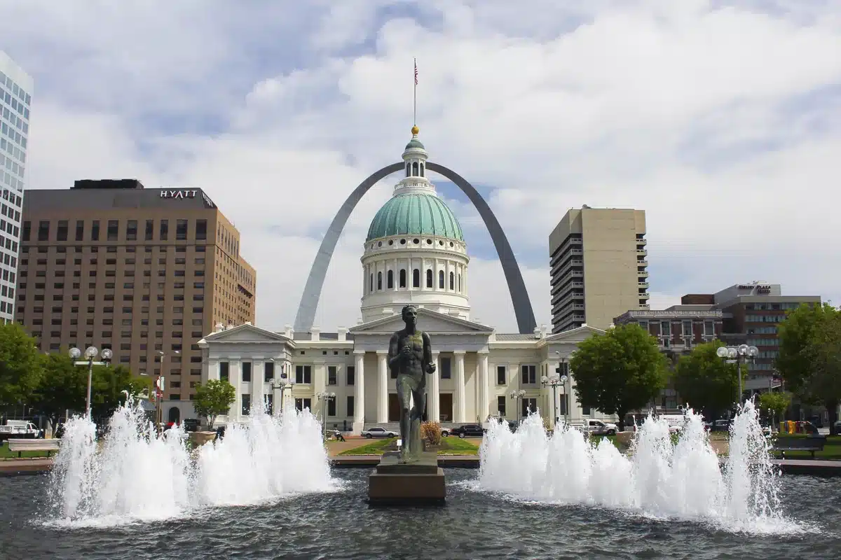 Regenerative Medicine Training In St. Louis, Missouri 5 The old courthouse and gateway arch in st. Louis behind a fountain