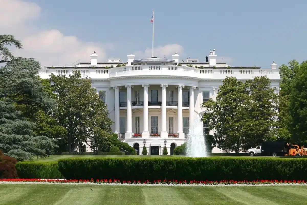 The white house and its lawn with a fountain in front